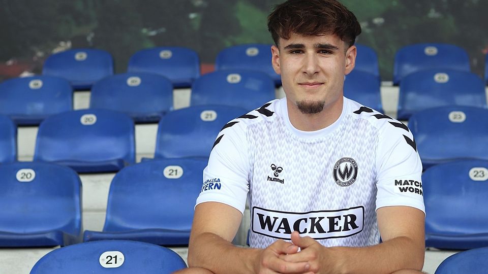 Mateo Zetic posiert in seinem neuen Wohnzimmer Wacker-Arena.