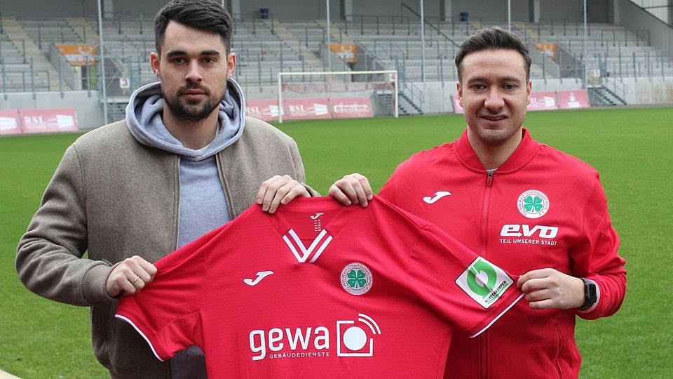 Oberhausens Sportlicher Leiter Patrick Bauder (rechts) heißt Neuzugang Aaron Berzel (links) willkommen