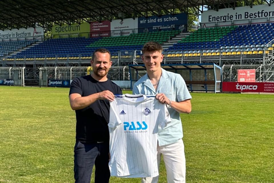 Lars Kleiner (re.) wird von Sportvorstand Benedikt Hotz am Schönbusch begrüßt.