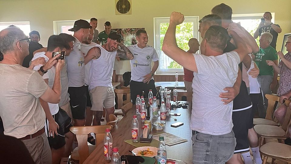 Nach dem Sieg von Haching und dem somit verbundenen Klassenerhalt gab es im Vereinsheim der Ansbacher kein Halten mehr. 