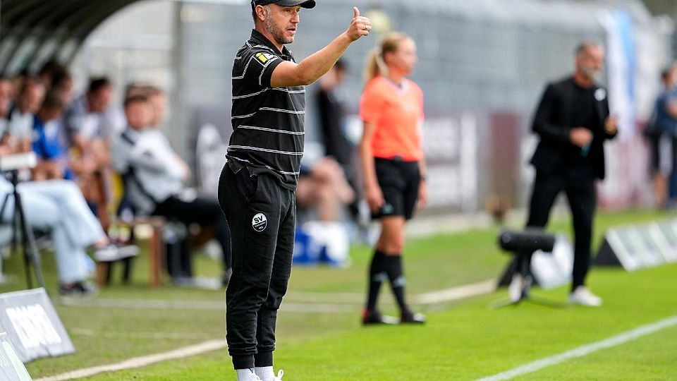 Danny Galm reckt den Daumen nach oben - mit dem SV Sandhausen hatte er den TSV 1860 mit 3:0 besiegt.