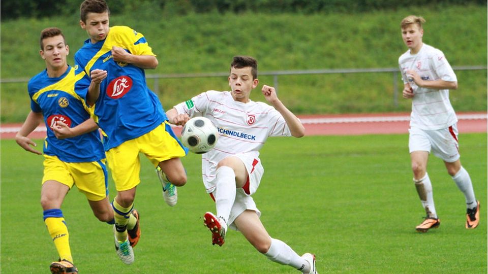 So sehr sich die Jahn-U-17 (weißes Trikot) auch mühte, gegen Fürstenfeldbruck gelang ihr nicht der angestrebte Sieg.  F: Michael  Schmeilzl