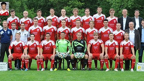 Hintere Reihe von links:
Matthias Gorgol, Philipp Jerger, Björn Ludwig, Manuel Krattenmacher, Matthias Güttinger, Tobias Baumann, Luca Locher, Kai Ludwig, Simon Jerger, Geschäftsführer Wolfgang Richard, Jugendleiter Klaus Bühler

Mittlere Reihe von links:
Chef-Trainer Markus Giuliani, Physio Markus Pfeifer, Co-Trainer Michael Kinzelmann, Betreuer Lukas Algner, Betreuer Marc Zehrlaut, Andreas Kirchner, Marc Ludwig, Jochen Klotz, Simon Weber, Nico Schüle, Serhat Akkas, Kevin Albrecht, 1. Vorstand Konrad Schüle, 2. Vorstand Thomas Tronsberg, Physio Laura Pfeifer

Vordere Reihe von links:
Leonhard Glasl, Jan Raab, Patrizio Belfiore, Dennis Wollny, Michael Schmähl, Philipp Ludwig, Christian Saitner, Dominik Pfanz

Ganze oben die Winter-Neuzugänge: Chris Schmähl und Kadir Yilmaz