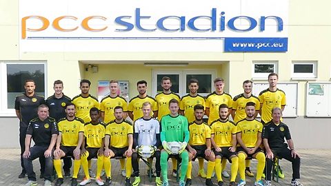 Hinten: Trainer Sunay Acar, Co-Trainer Tobias Schiek, Ekrem Duljaj, Carsten Golinski, (Alkan Kurt,) Marc Hoffmeister, Sinan Atabay, Steffen Murke, Luca Palla, Thomas Schlieter
Vorne: Obmann Thorsten Bier, Samet Caliskan, Oumar Barry, Cengizhan Erbay, (Dustin Jonas,) Frederic Michel, Bilal Baytekin, Metin Özmen, Fatih Celebi, Co-Trainer Enzo Lo Vullo
Es fehlen: Arben Qajani, Selver Qajani, Hasan Hisman, Joshua Steinbach und Betreuer Jörn Schadewaldt