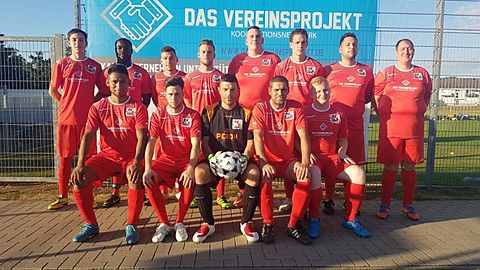 von hinten links: Marco Liesmann,Nzeyimo Ndand Djeanny, David Geyersbach, Marvin Ersoy, Alexander Horn, Matthias Frankreiter, Kai Herz, Sascha Braun
von vorne links: Luis Cordel, Steven Luxemburger, Jens Dansauer, Klaus Rinnenburger, Benny Löwen