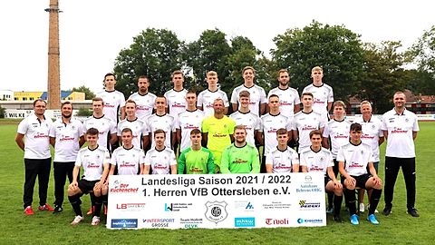 Das Team Saison 2021/2022
Vordere Reihe von links: Till Schmalz, Robin Koch, Lukas Prenzer, Leon Schwartzer, Kevin Darius, Florian Schulze, Ole Bergner, Jannik Göbel
Mittlere Reihe von links: Trainer Oliver Malchau, Co-Trainer Matthias Malchau, Daniel Koch, Sebastian Zemann, Hannes Henschke, Moritz Plehn, Sebastian Schulze, Richard Starke, Joel Flügel, Dominik Carl, Moritz Gerecke, Teamarzt Thomas Richter, Teammanager Matthias Wölfer
Hintere Reihe von links: Luca Hohmann, Tim Schultze, Ben Biermann, Collin Brinkers, Jonas Riemann, Damian Leuschner, Anton Fink
Es fehlt; Florian Purrucker, Ilias Gkotzias