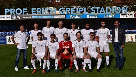 stehend von links: Walter Werner (Sportliche Leitung), Raphael Alisch, Dejan Stankovic, Musa Gülten, Sebastian Heinenberg, Samer Alsheblak, Helmut Leidenberger (Spielertrainer), Emanuel Eisenreich (1. Vorstand)
sitzend von links: Daniel Kojcinovic, Albert Delijaj, Yannick Poyda, Florian Adam, Maximilian Schachtner

fehlen: Deniz Sonkaya, Kevin Wild, Daniel Bieringer, Benedikt Schwenke, Holger Hering (Technische Leitung)