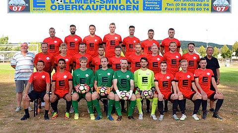 Oben (von Links nach Rechts): Tobias Sinzig, Robert Omazic, Marvin Steube, Rene Pritsch, Bastian Schäfer, Marius Ehlert, Niclas Thöne
Mitte (von Links nach Rechts): Wolfgang Landeck (Vorstand), Jörg Müller (Trainer), EriK Morozov, Eugen Wagner, Nico Garcia Muñoz, Tim Bode, Niklas Schöttner, Kevin Hermansa, David Müller, Cedric Dziabas, Manfred Benda (Vorstand)
Unten (von Links nach Rechts): Domenico Maresca (Co-Trainer), Markus Neufang, Jan Schulz, Henrik Ernst, Niklas Grujo, Hannes Peschutter, Tobias Boll, Nick Krug, Lukas Illian
Foto: Photostübchen Gerhard Schöttner